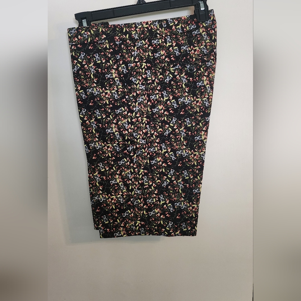 Banana Republic size 6 Bermuda shorts. 10 inch inseam. Great shorts